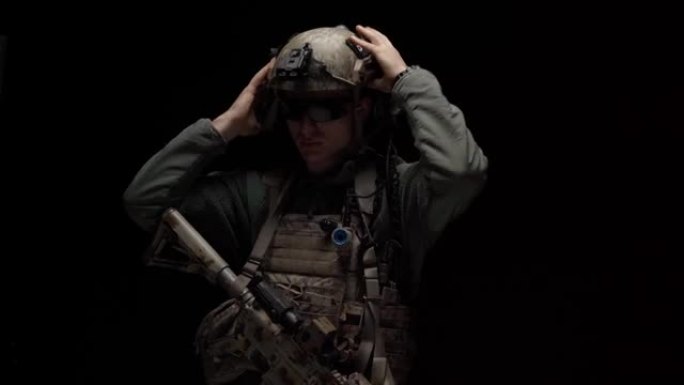 美国特种部队士兵在黑暗中戴上头盔