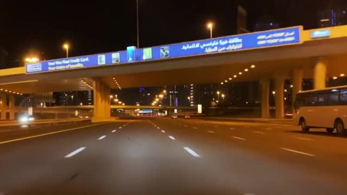 迪拜的城市生活和繁忙的道路