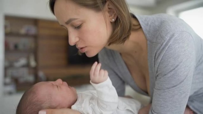 母亲和孩子。妈妈平静下来，抱着一个哭泣的新生婴儿。母亲节