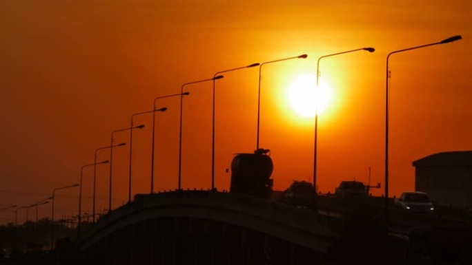 日落时桥上的交通。