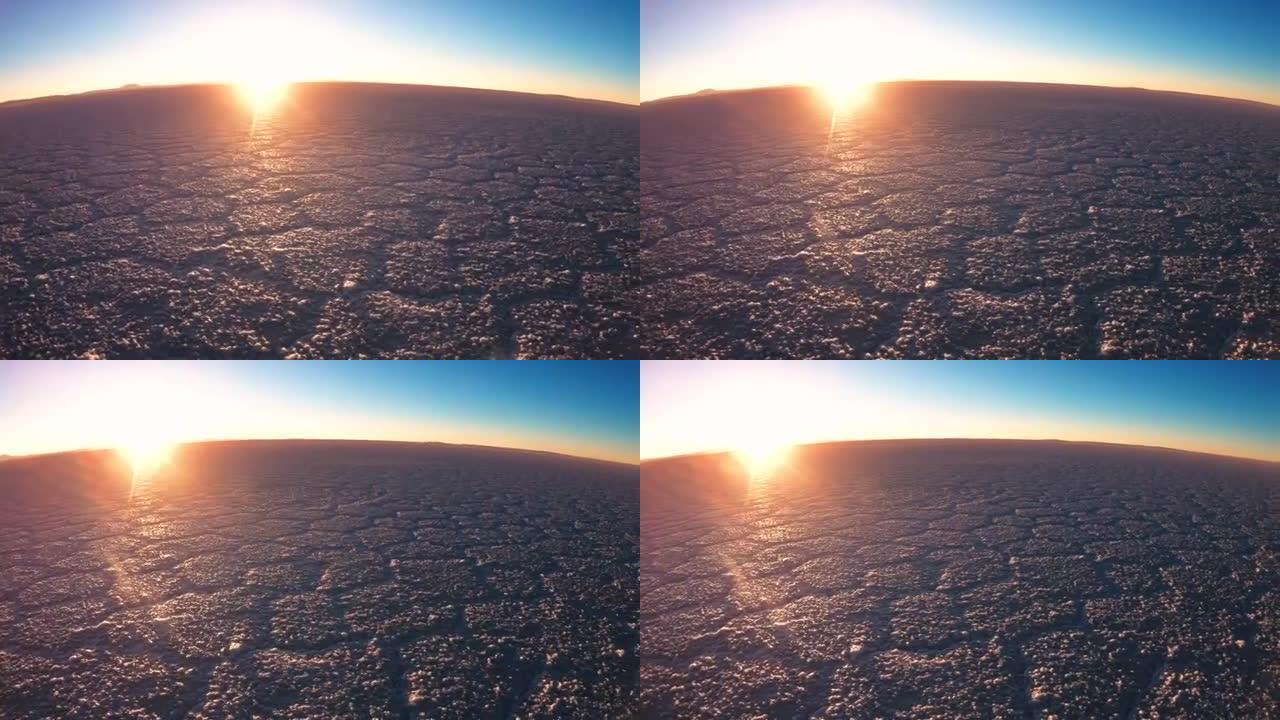日出时玻利维亚的Uyuni盐平面