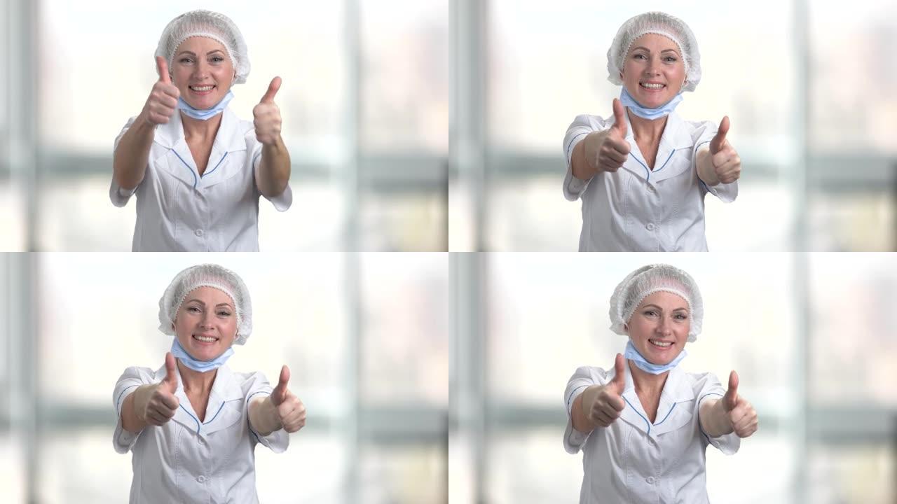 开朗的女外科医生竖起两个大拇指。