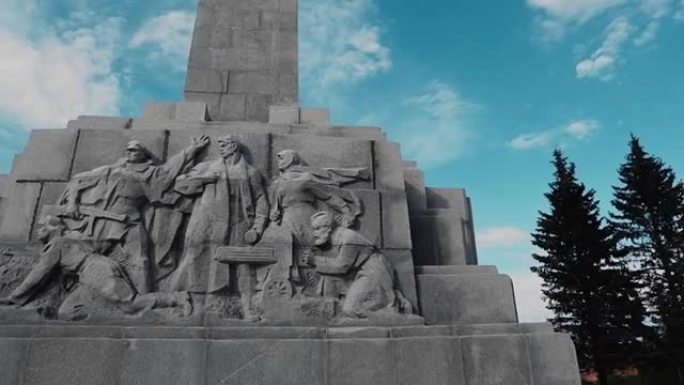第二次世界大战士兵纪念碑的特写镜头是在太阳的背景下拍摄的。