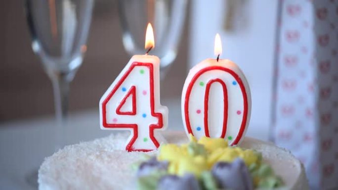生日蜡烛作为40号40在桌上的甜蛋糕上，40岁生日