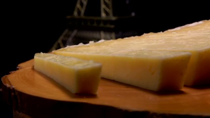 叉子从木板上取一片硬奶酪