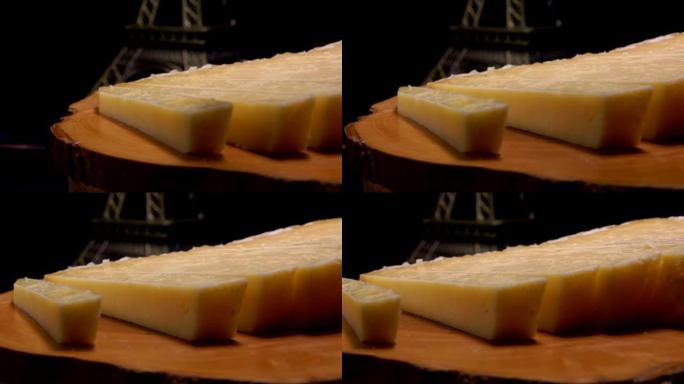 叉子从木板上取一片硬奶酪