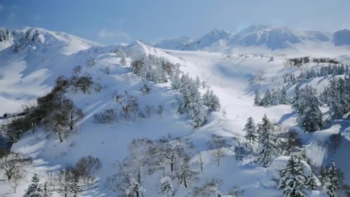 在日本北海道上丰野的十胜山 (Tokatidake) 进行野外滑雪