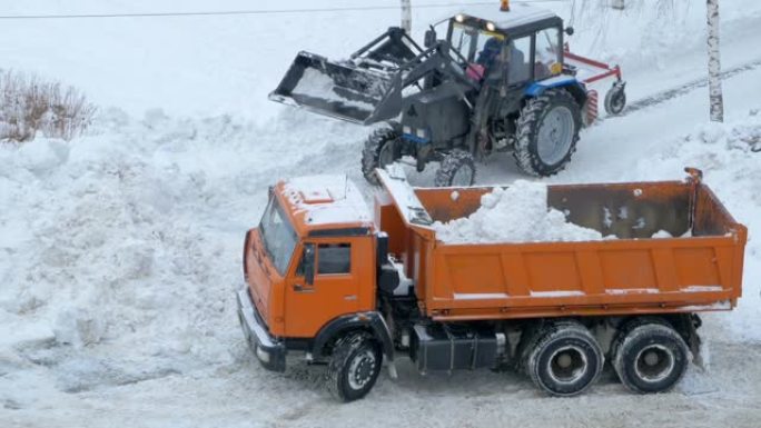 公用事业服务。大雪过后，清除道路。拖拉机和自卸车。