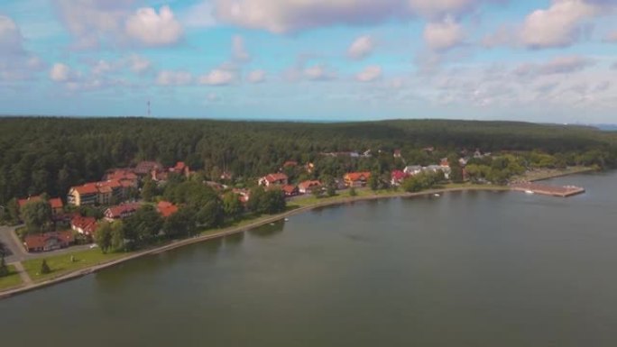 位于库尔斯吐和波罗的海之间的库尔斯吐老渔民镇Juodkrante的空中4k镜头