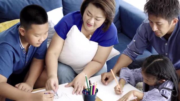 亚洲父母教儿子和女儿如何在家画画
