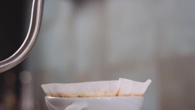 水倒入咖啡滤纸中