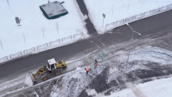 除雪设备在冬天清除道路上的积雪。顶视图