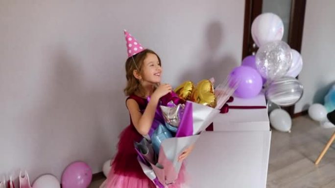 慢动作祝贺生日女孩，并给她一束彩色的气球