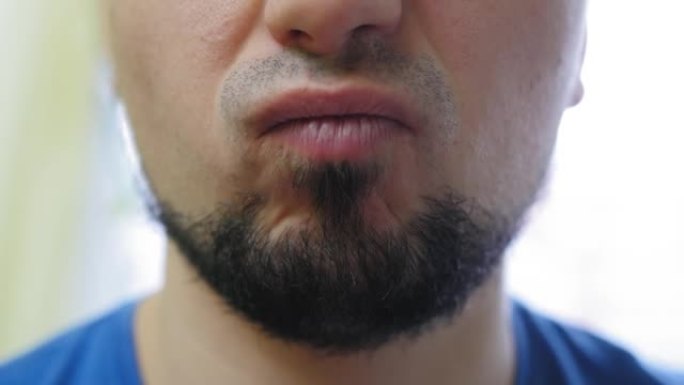 留着胡子的男人会动嘴唇。下脸面部毛发。特写镜头。
