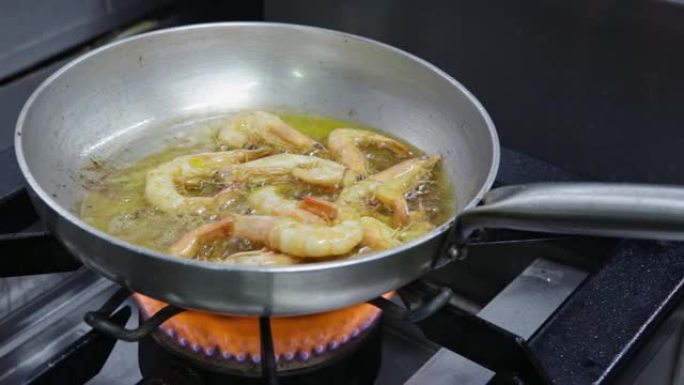 虾、鱿鱼、海鲜用火炒。水平视频。特写。