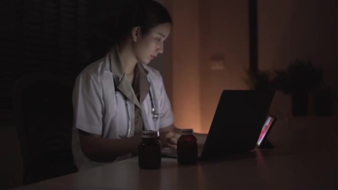医生女人亚洲视频电话与病人。