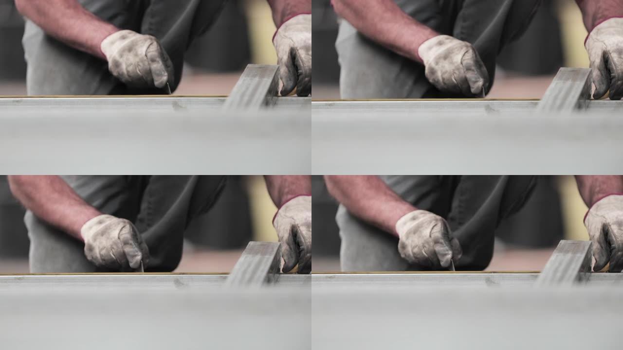 金属框架制造-金属工人用卷尺在管状上标记测量，以提高精度