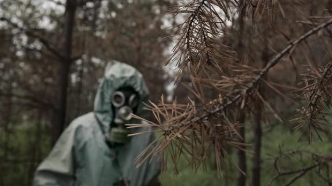 穿着二战危险品套装和防毒面具的人用计数器和探针检查森林种植园中的污染情况。1986年4月26日切尔诺