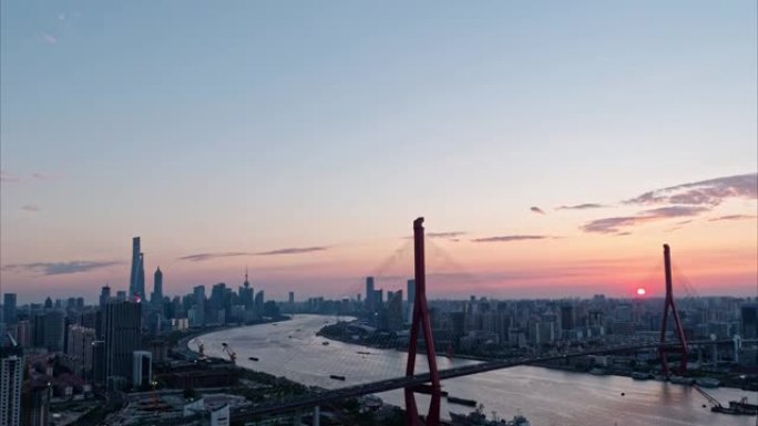上海城市日落的延时镜头，有美丽的云彩和城市天际线背景，4k高角度视角b滚动拍摄。