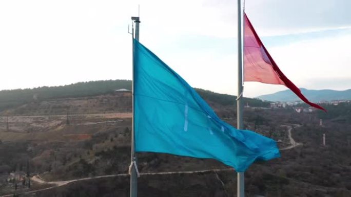 比耶奇克的Kayi部落旗和土耳其旗的鸟瞰图。土耳其的4k镜头