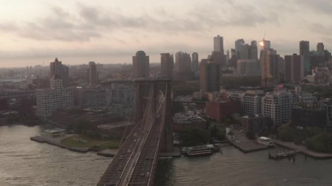 向前的无人驾驶飞机飞向东河大桥上方的布鲁克林，日出时鸟瞰图