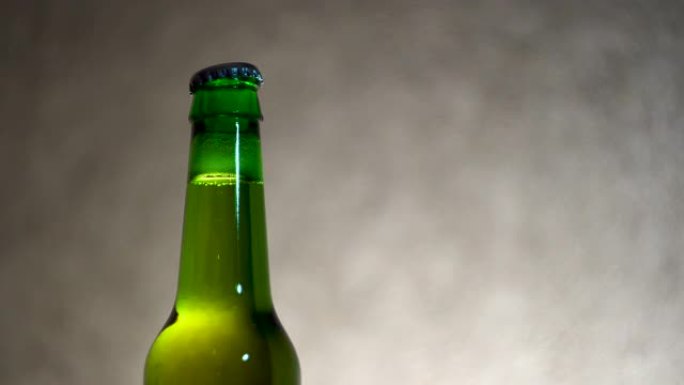 带啤酒和开盖的绿色瓶子