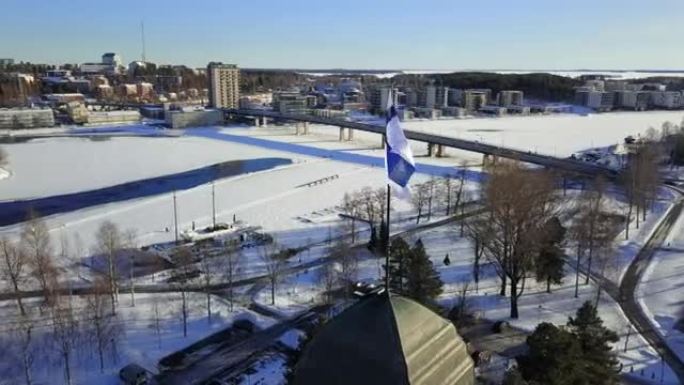 约恩苏市政厅塔上的芬兰国旗。