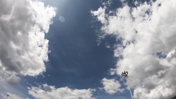 在阳光明媚的夏日，空中景观云景自然背景。晴朗天气下多云的蓝天。阳光发电太阳能大气，蓬松的白云在广角视