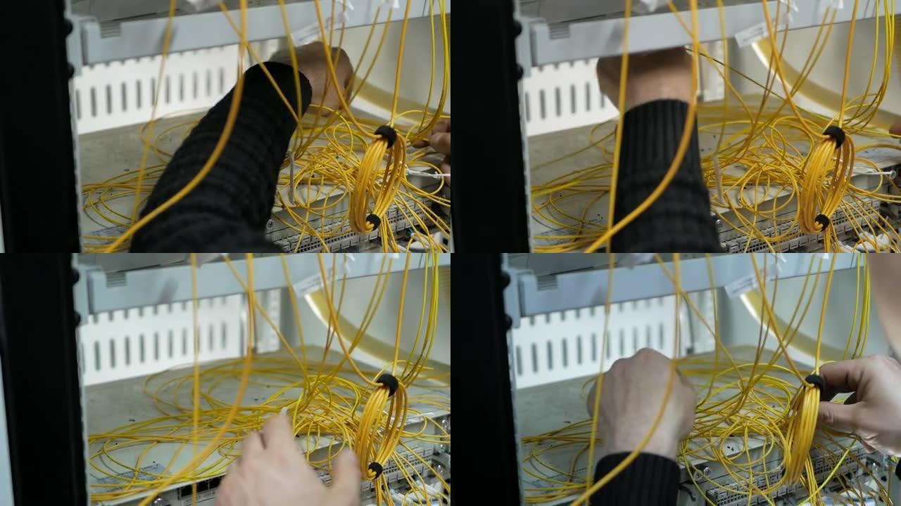 服务器机房的网络工程师使用光学跳线和光学模块。