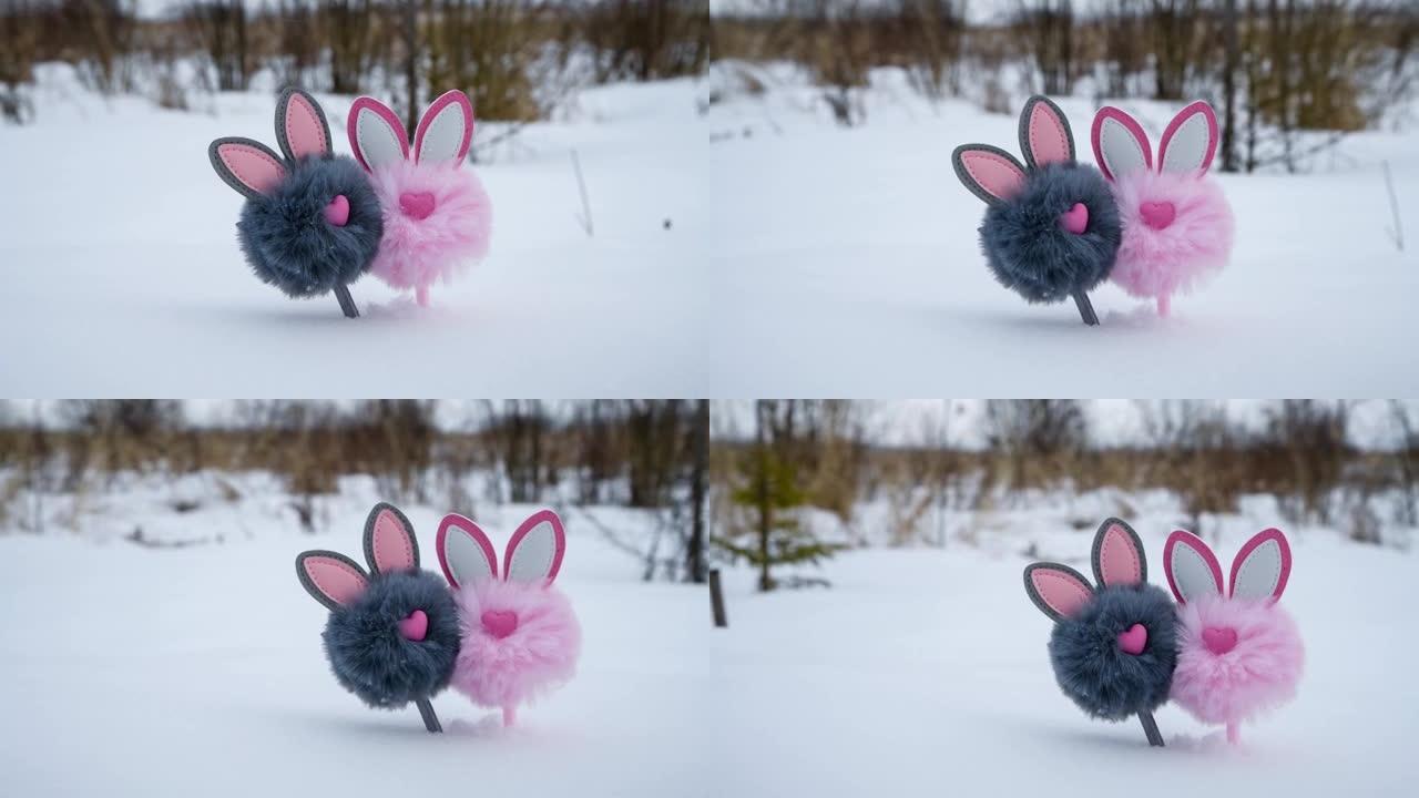 雪地上的两个抽象兔子玩具