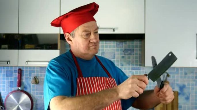 高级成人厨师高加索人在厨师帽子上磨刀。
