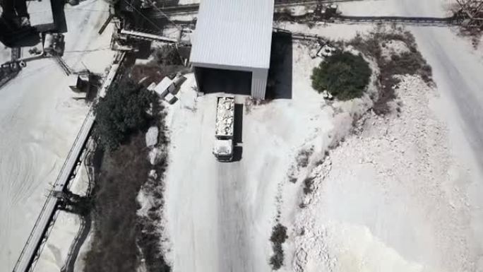 采石场一辆装满石灰的卡车的鸟瞰图。