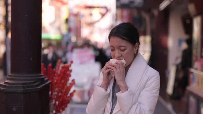 少妇下班后在唐人街吃馒头