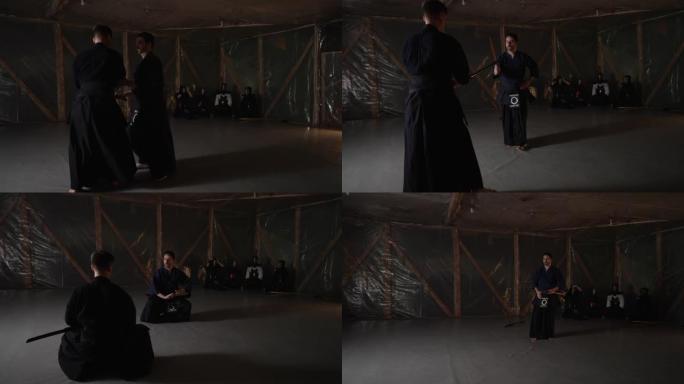 穿着和服时，两名Iaido大师在学生面前表演了一名Iaido凯茨