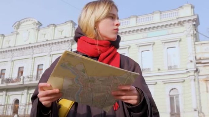 带地图的年轻女性旅行者肖像