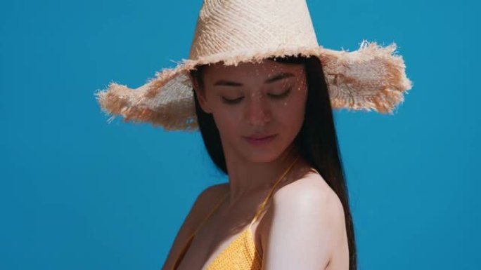 年轻的亚洲妇女将防晒霜涂在肩膀上享受阳光
