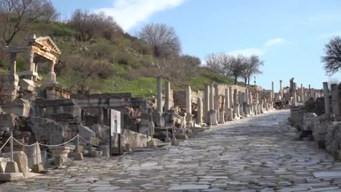 塞尔丘克，以弗所，土耳其-2021年1月: 塞尔丘克附近的古希腊城市以弗所遗址景观。古城的废墟。