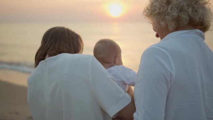 妈妈和奶奶带着孩子在海边