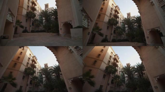 迪拜豪华公寓大楼的街景。阿拉伯联合酋长国拥有棕榈树的富裕居民区