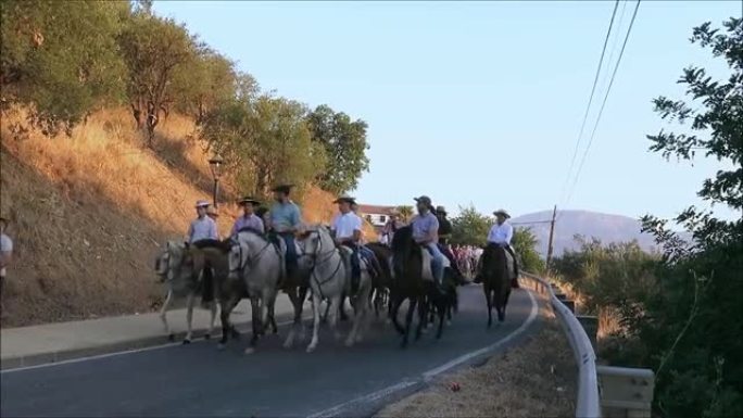 马匹和骑手向当地的守护神致敬