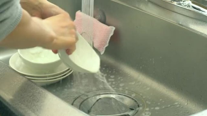 一个人洗碗的手