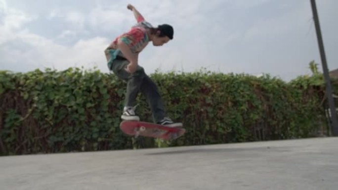 公园日时间滑板上的青少年