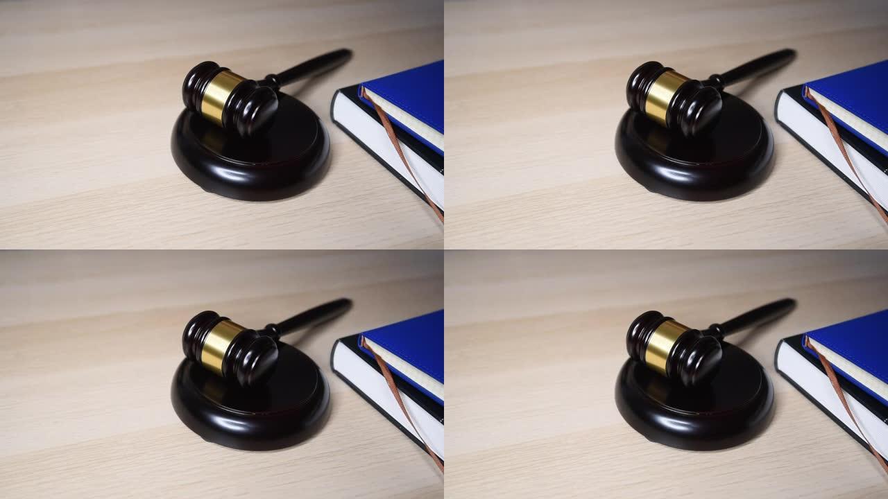 桌子上放着法官的木槌，关于正义的概念画面