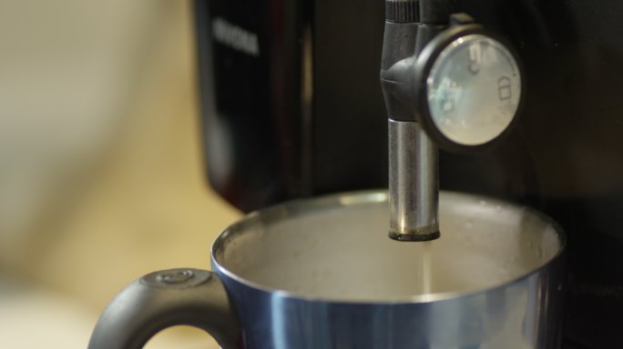 咖啡机萃取咖啡液蒸汽接水牛奶起泡特写镜头