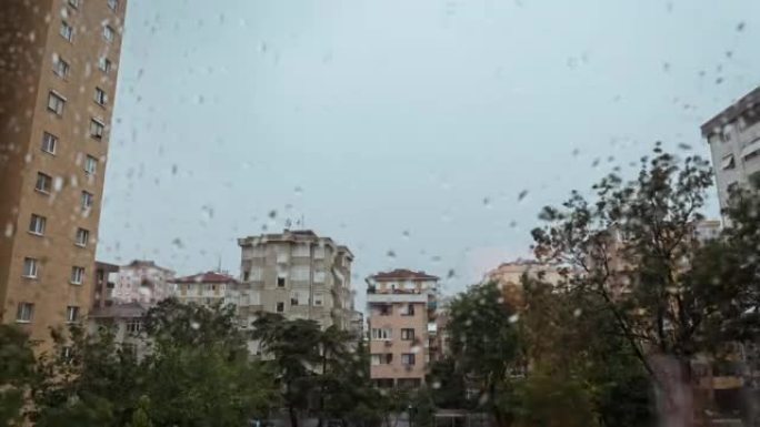 暴风雨的时光倒流即将来临，乌云密布，风吹雷动