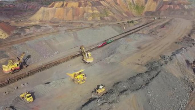 采石场中用于开采石灰石的重型采矿机械，工业鸟瞰图
