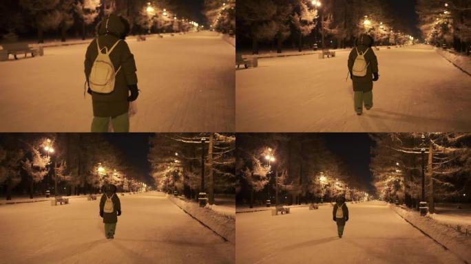 女孩在寒冷的冬夜在夜公园散步