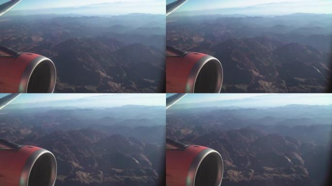 从飞机窗口看山景