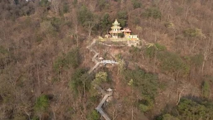 鸟瞰泰国Ratchaburi省Pak Tho区山上的中国神龛