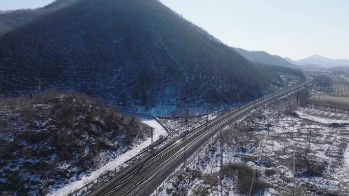 雪景铁轨航拍空镜